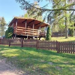 Domek letniskowy nad jeziorem.