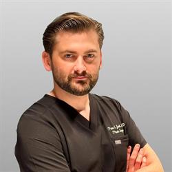dr Piotr Janik, Chirurg plastyczny