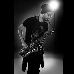 Przemek Szafarz – Saksofonista, wokalista, DJ