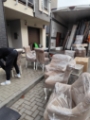 Ofoliowane meble przygotowane do załadunku w meblowozie