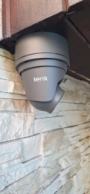 Profesjonalny montaż monitoringu IP w Krakowie. Estetyczna instalacja grafitowej kamery na elewacji.