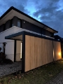 Carport z dachem stalowym z powłoką antykondensacyjną oraz wypełnieniami ścian typu Shutters