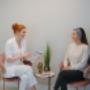 Konsultacja w MS Aesthetic Clinic w Warszawie. Specjalistka omawia plan zabiegowy z pacjentka przy uzyciu tabletu. Przytulne wnetrze gabinetu.