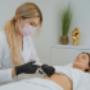Zabieg lipolizy iniekcyjnej w MS Aesthetic Clinic. Specjalistka wykonuje iniekcje w okolice brzucha pacjentki.