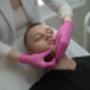Zabieg kosmetologiczny na twarz w MS Aesthetic Clinic. Specjalistka wykonuje peeling lub oczyszczanie twarzy pacjenta.