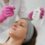 PRO XN w MS Aesthetic Clinic. Specjalistka aplikuje serum PRO XN na twarz pacjentki.