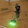 Ostatni etap prac czyli utwardzanie lakieru na sali gimnastycznej w Szkole Podstawowej nr 14 we Włoc