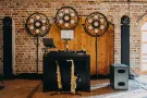 Oświetlenie i oprawa wizualna przygotowana przez DJ-a na sali weselnej