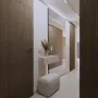 Minimalistyczny przedpokój w krakowskim apartamencie